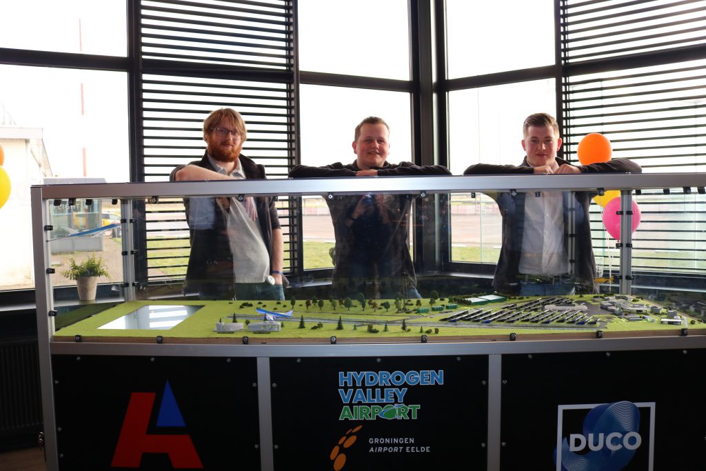 Studenten Technicus engineering met ontworpen en gemaakte maquette